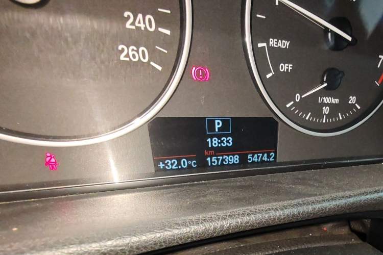 Used BMW 3 Series 2015 320i Active Edition Odometer Close Up