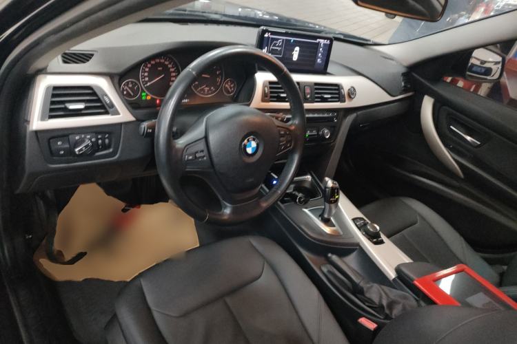 Used BMW 3 Series 2015 320i Active Edition Center Console