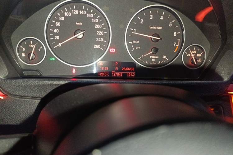 Used BMW 3 Series 2015 320Li Luxury Edition Fashion Model Odometer Close Up