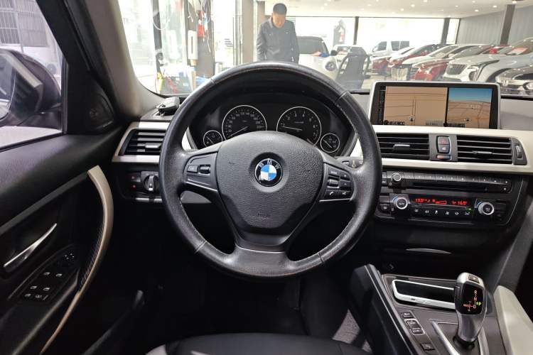 Used BMW 3 Series 2015 320Li Luxury Edition Fashion Model Steering Wheel