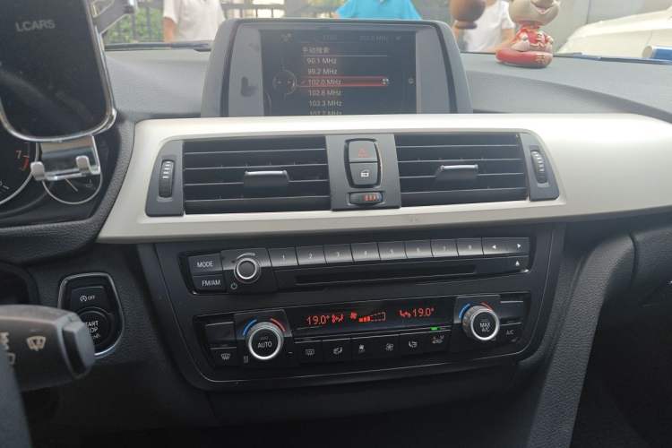 Used BMW 3 Series 2015 320Li Luxury Edition Fashion Model Audio And AC Panel