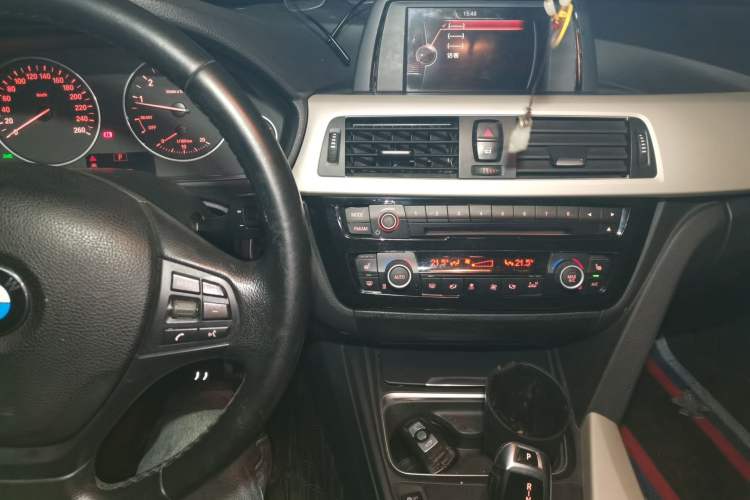 Used BMW 3 Series 2015 320i Active Edition Audio And AC Panel