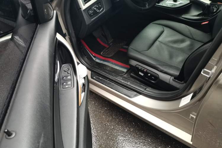 Used BMW 3 Series 2015 320i Active Edition Driver Seat