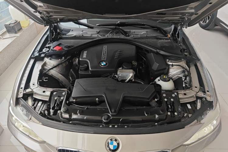 Used BMW 3 Series 2015 320Li Luxury Edition Fashion Model Engine Bay