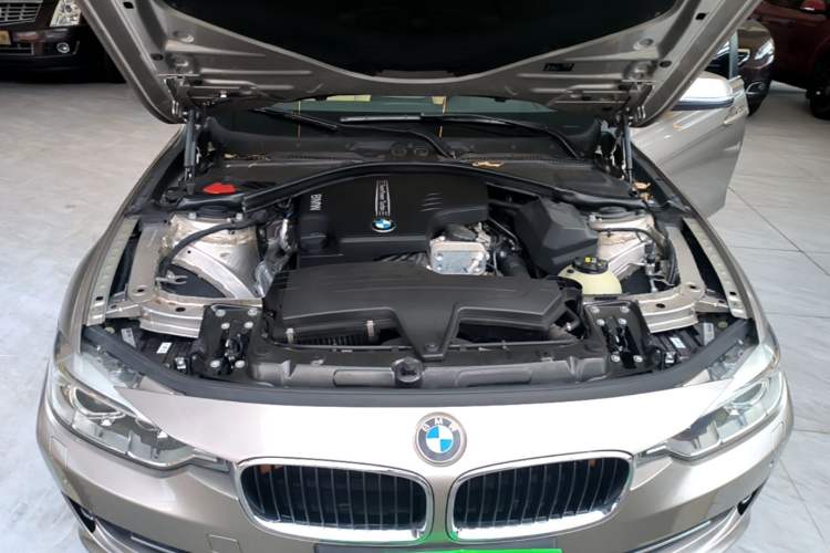 Used BMW 3 Series 2015 320Li Luxury Edition Fashion Model Engine Bay