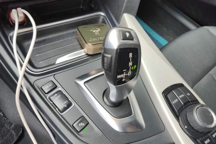 Used BMW 3 Series 2015 320i Luxury Line Stylish Edition Gear Lever