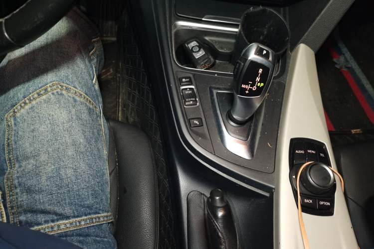 Used BMW 3 Series 2015 320i Active Edition Gear Lever