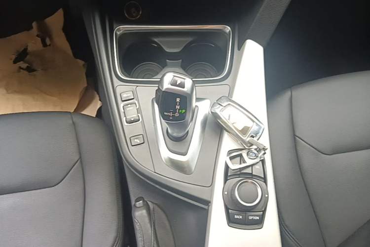 Used BMW 3 Series 2015 320i Luxury Line Stylish Edition Gear Lever