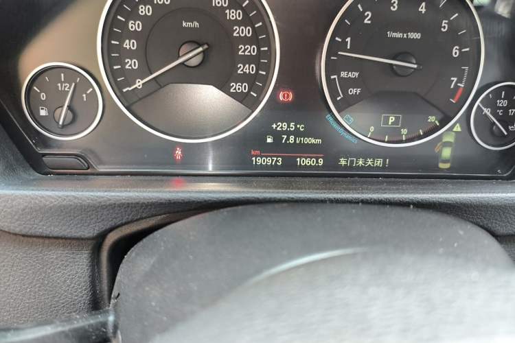 Used BMW 3 Series 2015 320Li Luxury Design Package Odometer Close Up