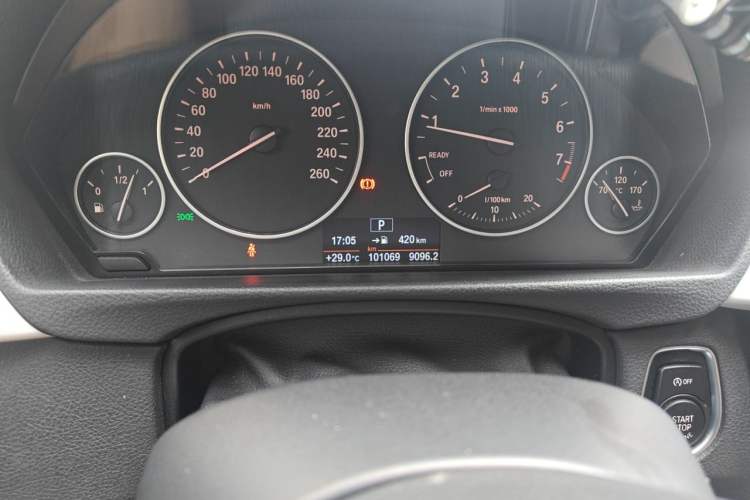 Used BMW 3 Series 2015 320Li Luxury Edition Fashion Model Odometer Close Up