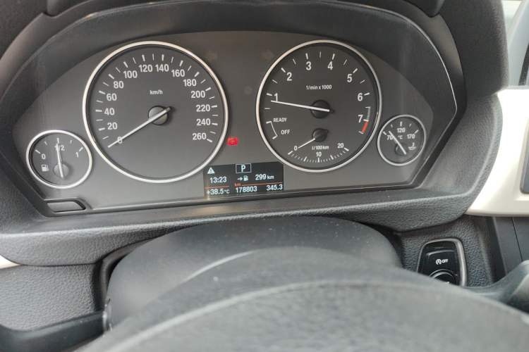 Used BMW 3 Series 2015 320i Luxury Line Stylish Edition Odometer Close Up