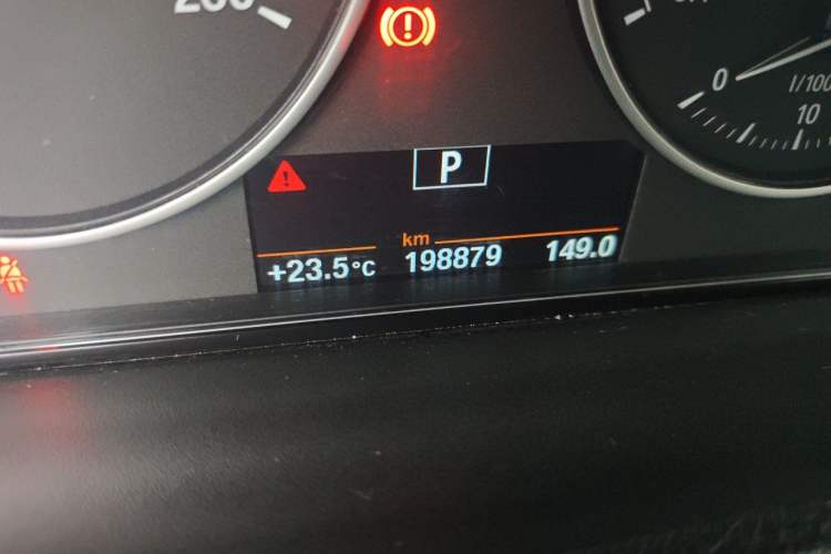 Used BMW 3 Series 2015 320Li Fashion Model Odometer Close Up