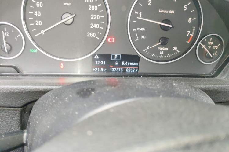Used BMW 3 Series 2015 320Li Luxury Edition Fashion Model Odometer Close Up