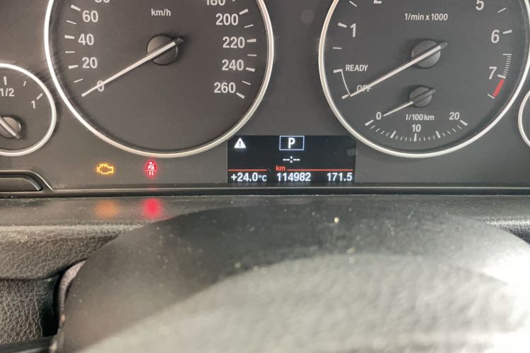 Used BMW 3 Series 2015 320Li Fashion Model Odometer Close Up