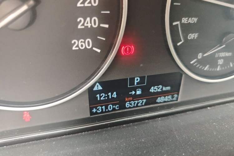 Used BMW 3 Series 2015 320Li Fashion Model Odometer Close Up