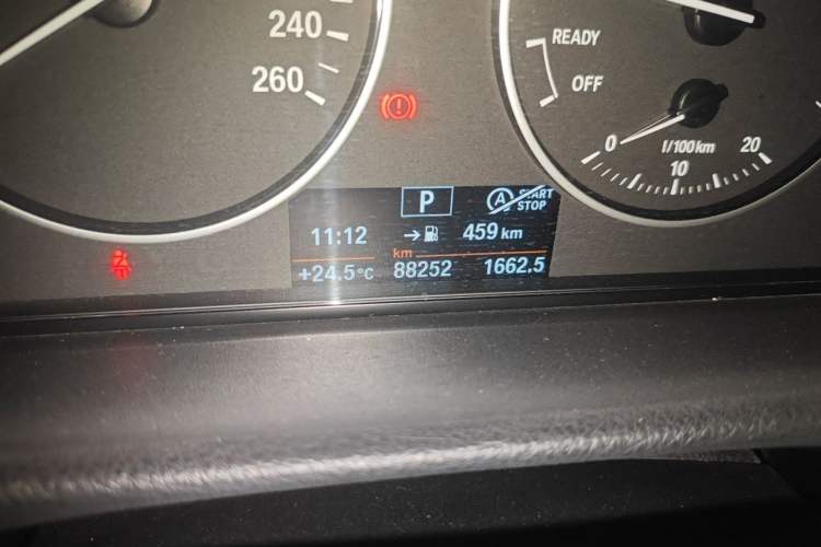Used BMW 3 Series 2015 316Li Fashion Model Odometer Close Up