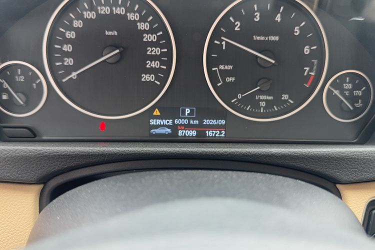 Used BMW 3 Series 2015 320Li Fashion Model Odometer Close Up