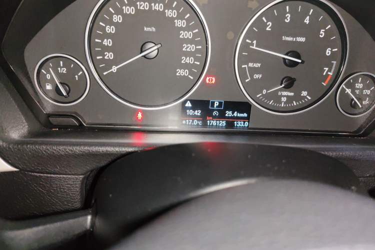 Used BMW 3 Series 2015 320Li Luxury Edition Fashion Model Odometer Close Up