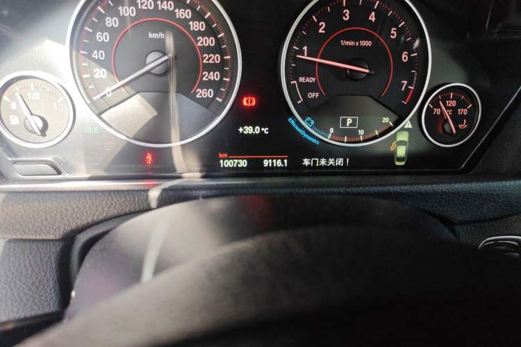 Used BMW 3 Series 2015 320i Sport Design Package Odometer Close Up