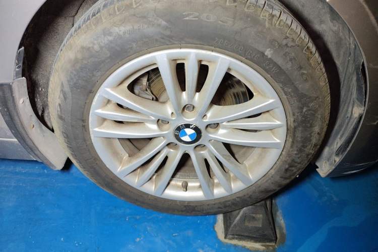 Used BMW 3 Series 2015 316Li Fashion Model Right Front Wheel Hub