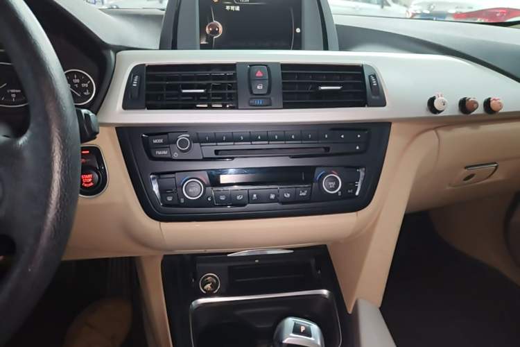 Used BMW 3 Series 2015 320Li Luxury Edition Fashion Model Audio And AC Panel