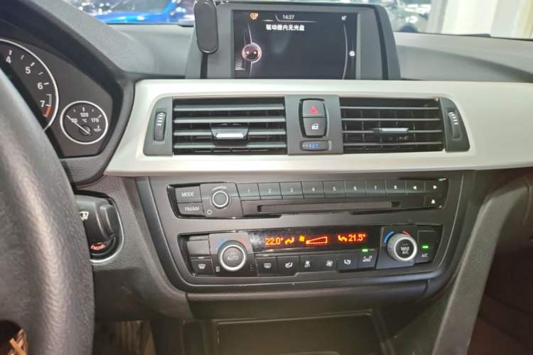 Used BMW 3 Series 2015 320Li Luxury Edition Fashion Model Audio And AC Panel