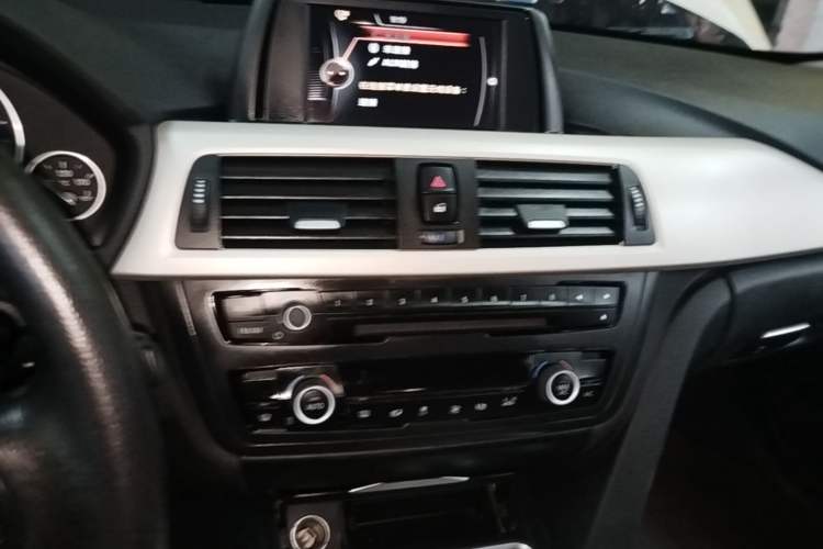 Used BMW 3 Series 2015 320Li Luxury Edition Fashion Model Audio And AC Panel
