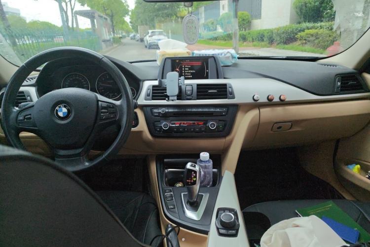 Used BMW 3 Series 2015 320i Luxury Line Stylish Edition Center Console