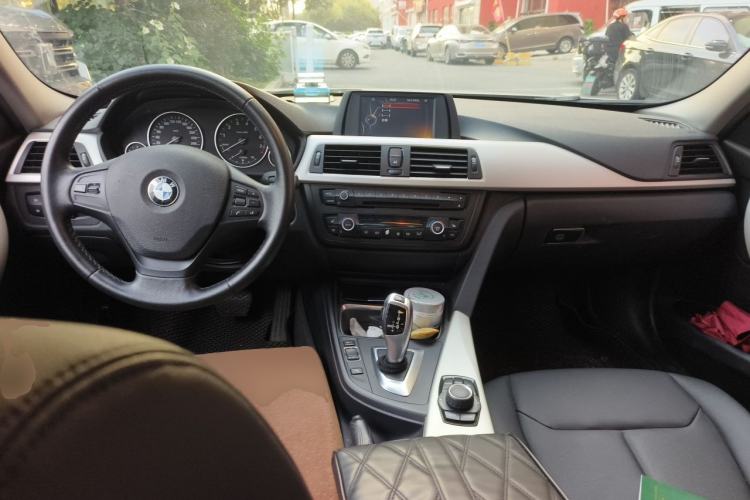 Used BMW 3 Series 2015 320i Luxury Line Stylish Edition Center Console