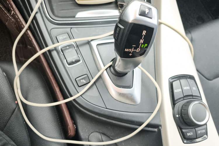 Used BMW 3 Series 2015 320i Luxury Line Stylish Edition Gear Lever
