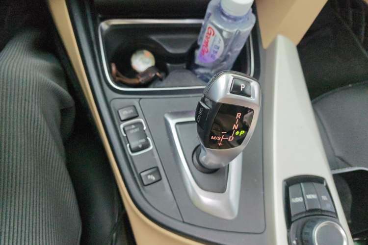 Used BMW 3 Series 2015 320i Luxury Line Stylish Edition Gear Lever