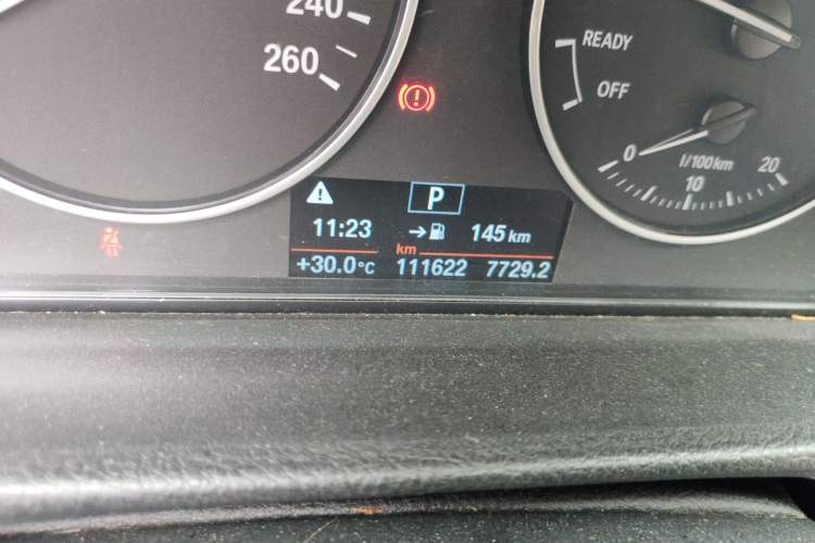 Used BMW 3 Series 2015 316Li Fashion Model Odometer Close Up