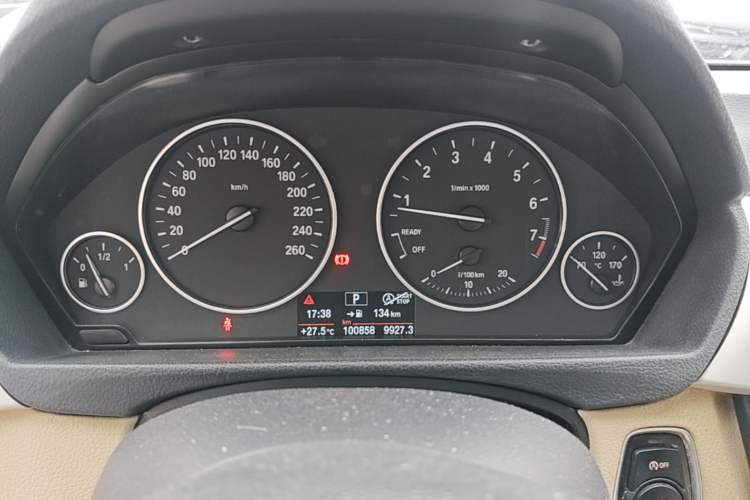 Used BMW 3 Series 2015 320Li Luxury Edition Fashion Model Odometer Close Up