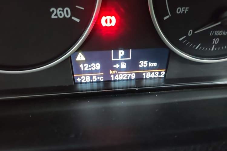 Used BMW 3 Series 2015 320Li Luxury Edition Fashion Model Odometer Close Up