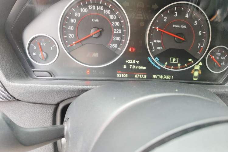 Used BMW 3 Series 2015 320Li Fashion Model Odometer Close Up