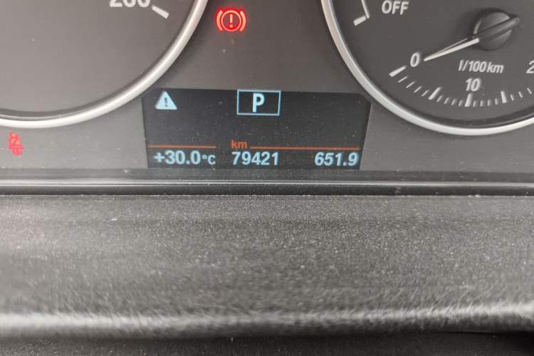 Used BMW 3 Series 2015 320i Luxury Line Stylish Edition Odometer Close Up