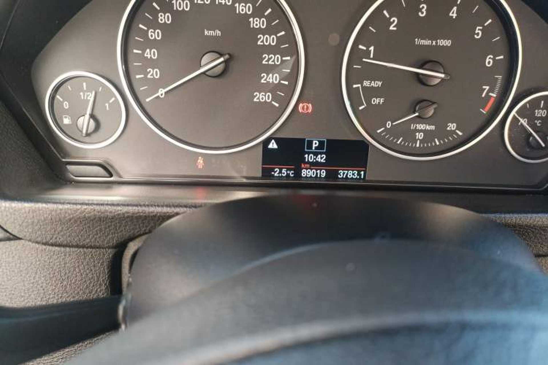 Used BMW 3 Series 2015 320Li Luxury Edition Fashion Model Odometer Close Up