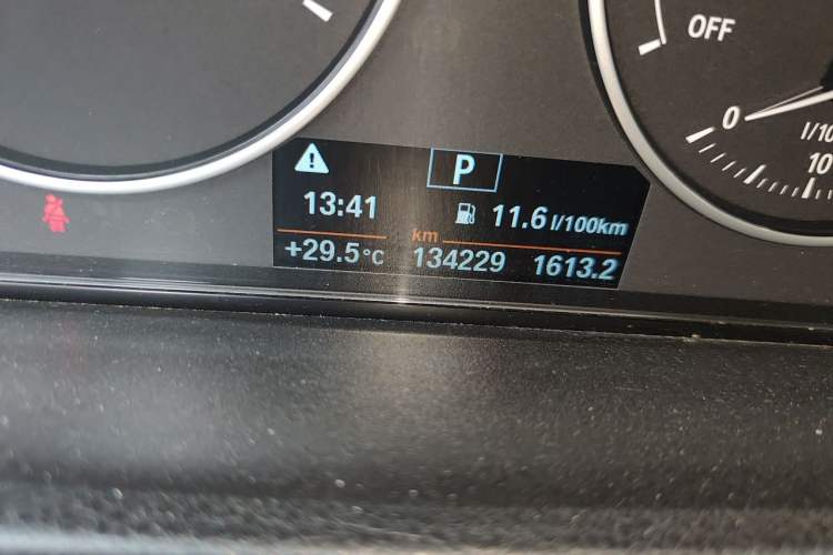 Used BMW 3 Series 2015 320Li Luxury Edition Fashion Model Odometer Close Up
