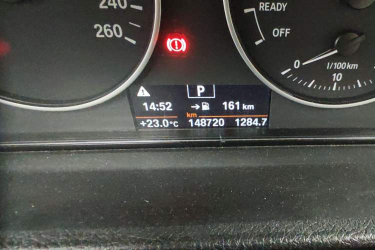 Used BMW 3 Series 2015 320i Luxury Line Stylish Edition Odometer Close Up