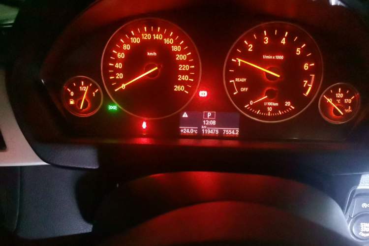 Used BMW 3 Series 2015 320Li Fashion Model Odometer Close Up