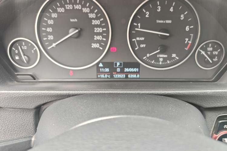 Used BMW 3 Series 2015 320Li Luxury Edition Fashion Model Odometer Close Up