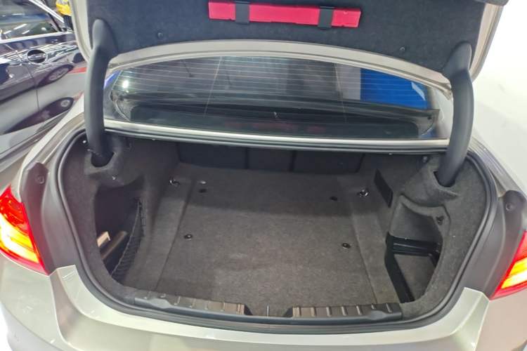 Used BMW 3 Series 2015 320Li Luxury Edition Fashion Model Trunk