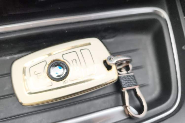 Used BMW 3 Series 2015 320i Luxury Line Stylish Edition Vehicle Key
