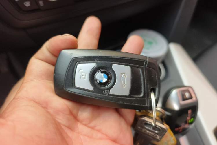 Used BMW 3 Series 2015 320i Luxury Line Stylish Edition Vehicle Key