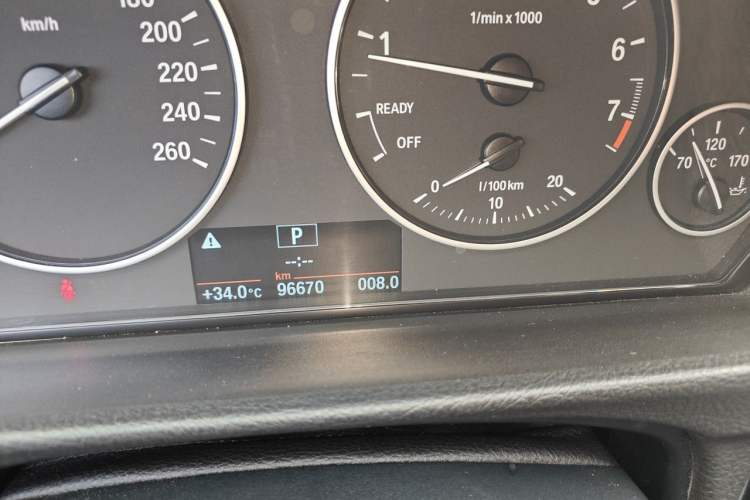 Used BMW 3 Series 2015 320Li Fashion Model Odometer Close Up
