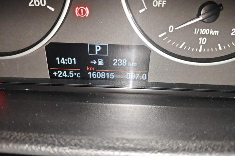Used BMW 3 Series 2015 320Li Fashion Model Odometer Close Up
