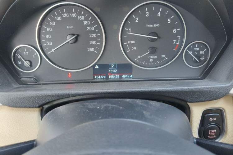 Used BMW 3 Series 2015 320Li Fashion Model Odometer Close Up