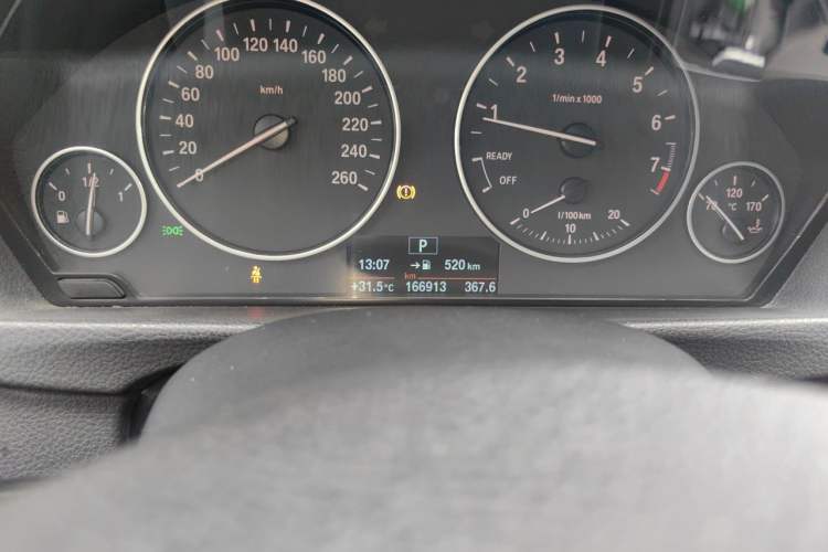 Used BMW 3 Series 2015 320Li Fashion Model Odometer Close Up