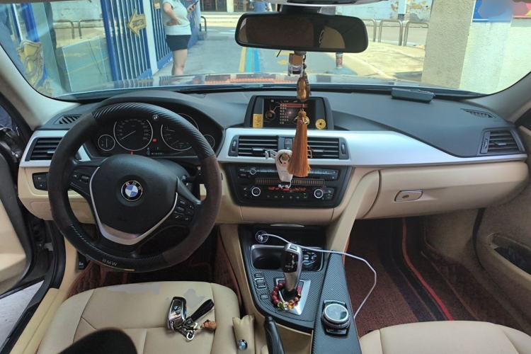 Used BMW 3 Series 2015 320i Luxury Line Stylish Edition Center Console