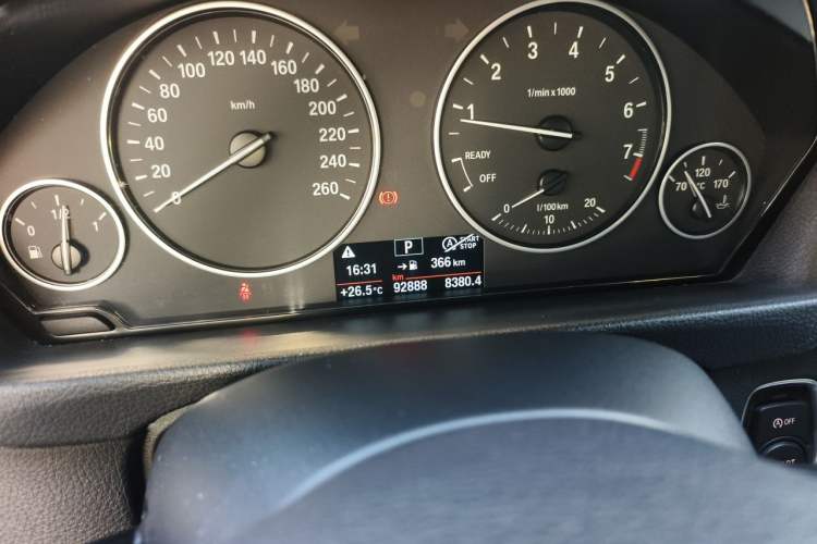Used BMW 3 Series 2015 320Li Luxury Edition Fashion Model Odometer Close Up
